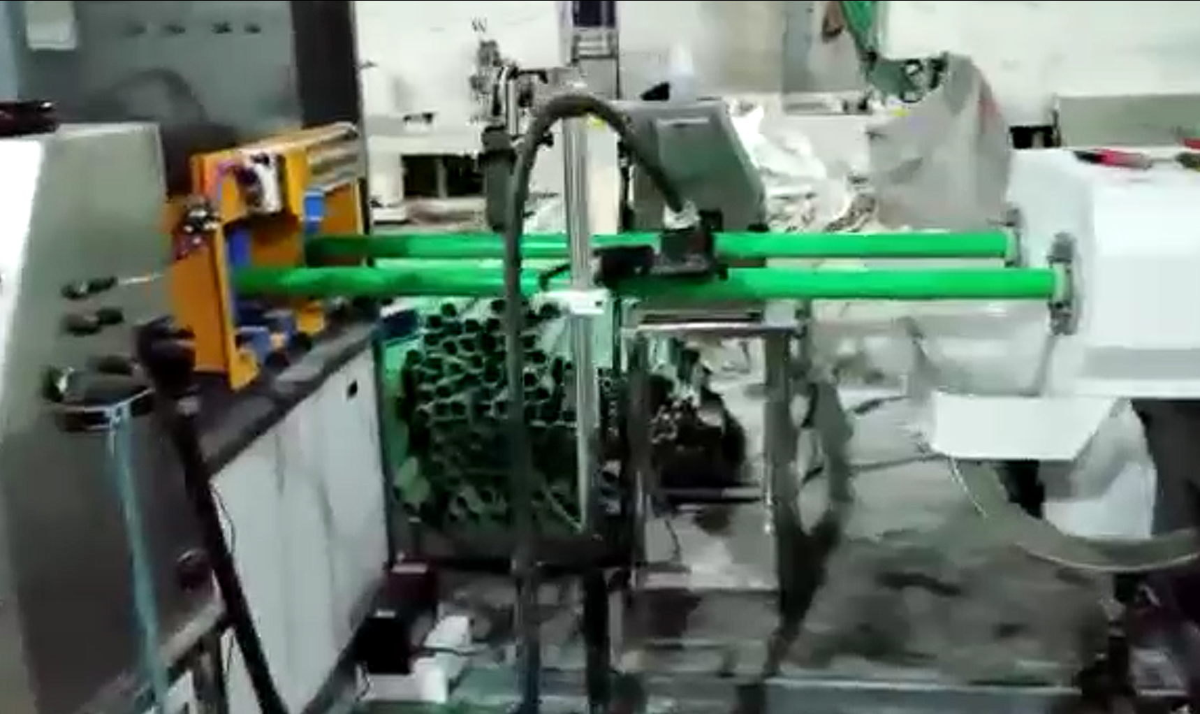 Экструзионная линия для производства труб из ПВХ с двойным выходом