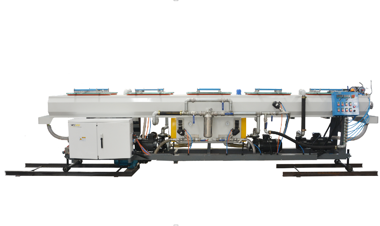 Какие ключевые факторы следует учитывать для оптимизации процесса экструзии пластмасс при одновременном обеспечении баланса между требованиями к производительности и снижением затрат?